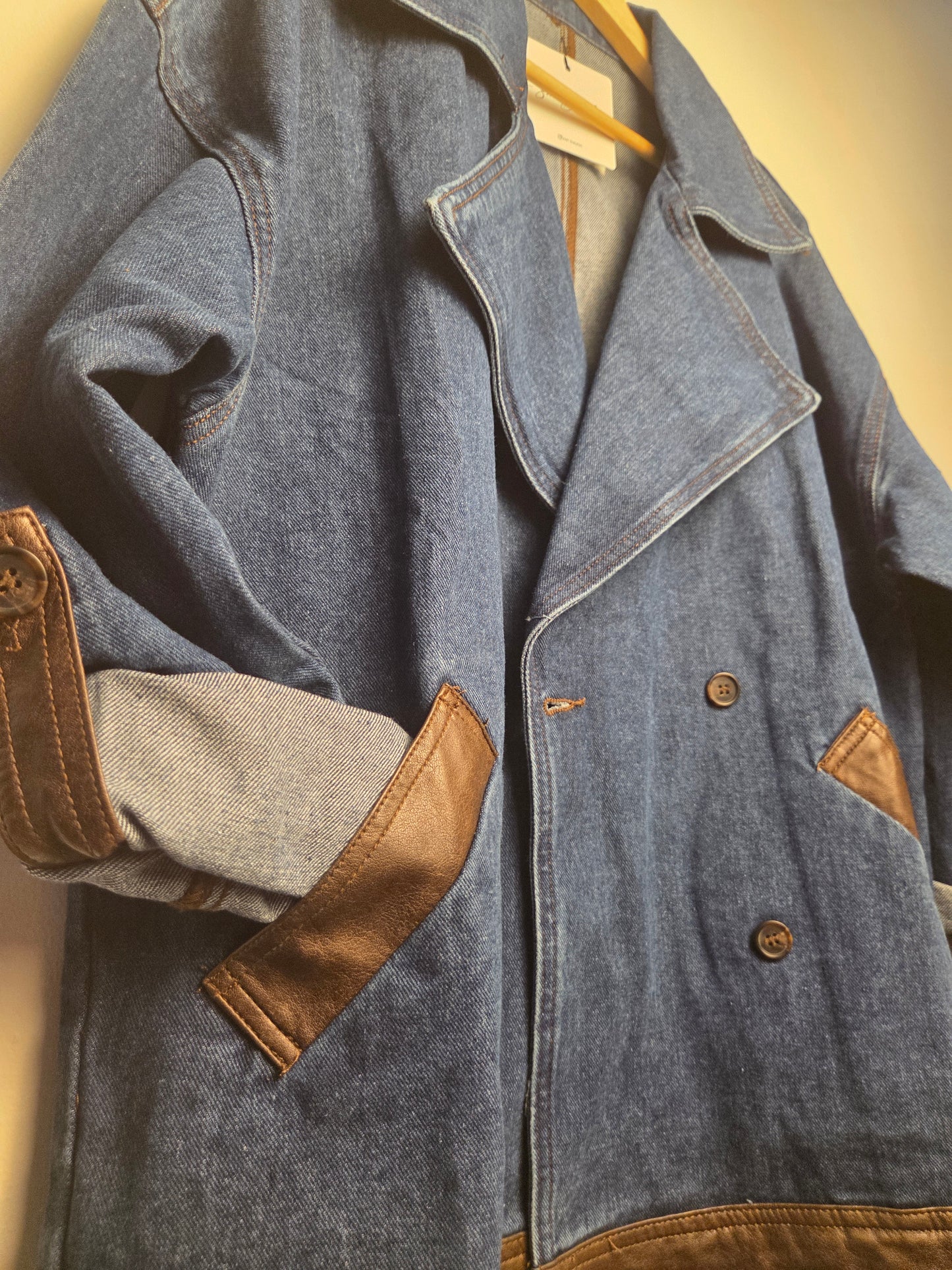 Giacca over jeans cuoio