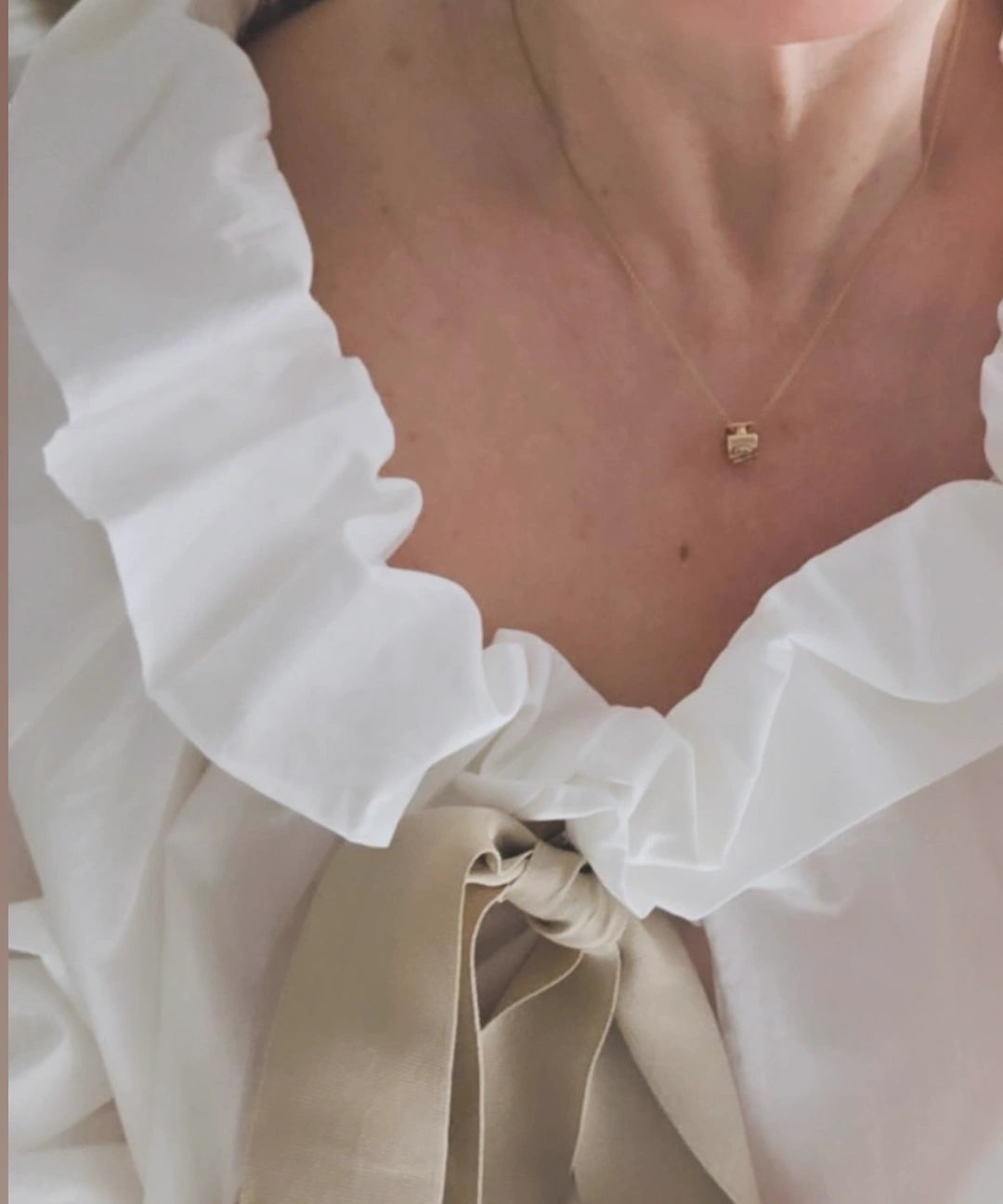 Blusa bianca fiocco