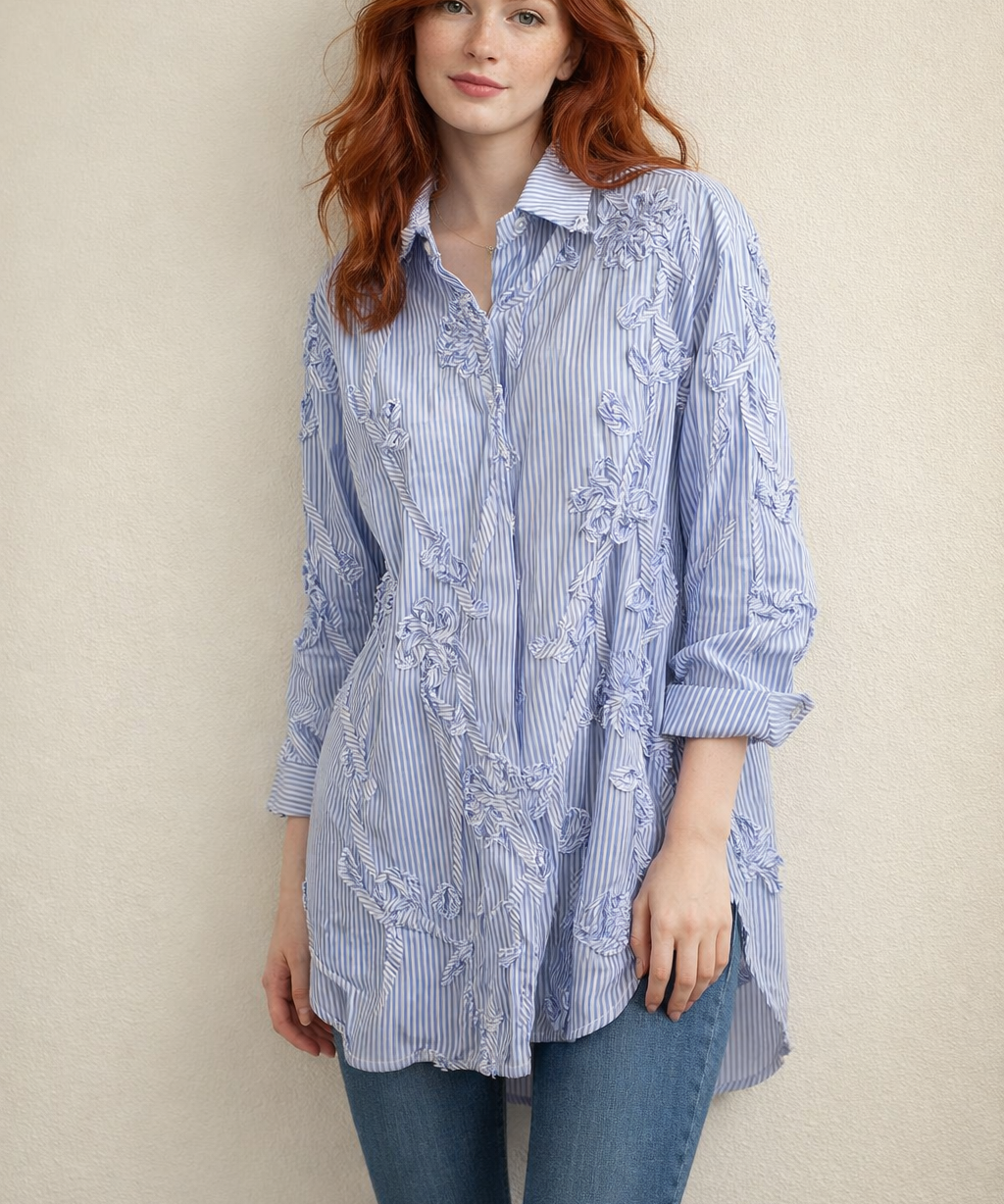 Camicia azzurra fiorita