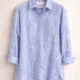 Camicia azzurra fiorita